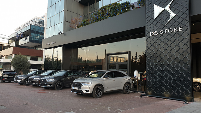 Το DS7 E-tense φορτίζει και με... πρίζα!