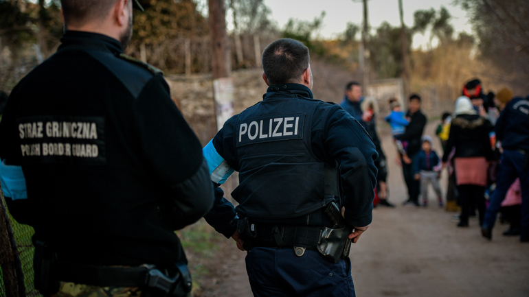 Ακραία προβοκάτσια της Άγκυρας: Βίντεο που δείχνει νεκρό μετανάστη στον Έβρο – Πέτσας: «fake news» οι εικόνες