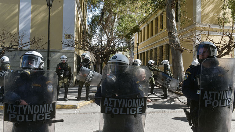 Αστυνομική επιχείρηση σε κατειλημμένο κτήριο στα Εξάρχεια
