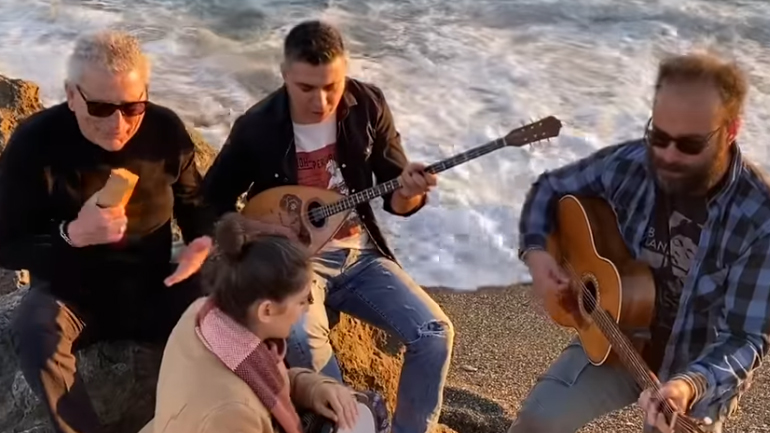 Όταν ο κορωνοϊός γίνεται χαρούμενη μαντινάδα