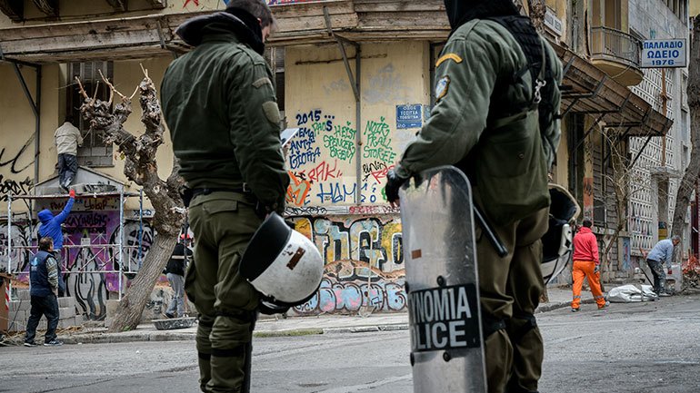 Ολοκληρώθηκε η αστυνομική επιχείρηση στο κατειλημμένο κτήριο στα Εξάρχεια