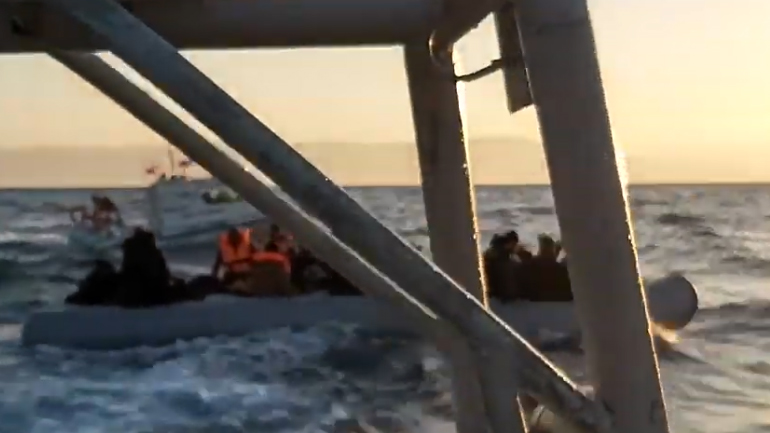 Βίντεο – ντοκουμέντο: Τουρκική ακταιωρός συνοδεύει λέμβο με πρόσφυγες στο Αιγαίο