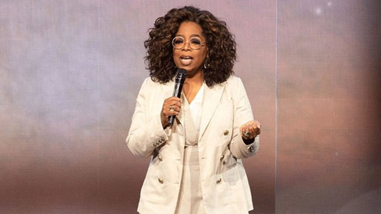Oprah Winfrey: Έπεσε πάνω στη σκηνή και η στιγμή έγινε viral!