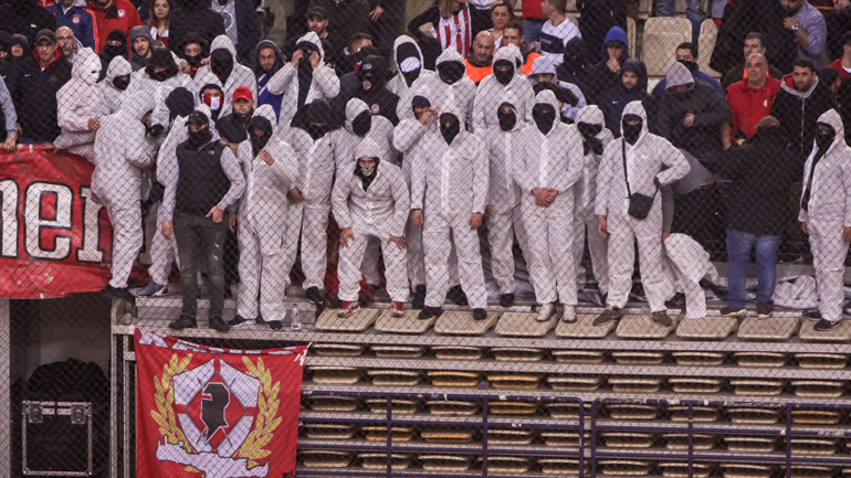 Με στολές για τον κορωνοϊό στο ΣΕΦ οι οπαδοί του Ολυμπιακού