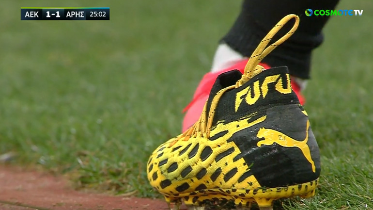 ΑΕΚ-Άρης: Έπαιζε με ένα παπούτσι ο Βράνιες!