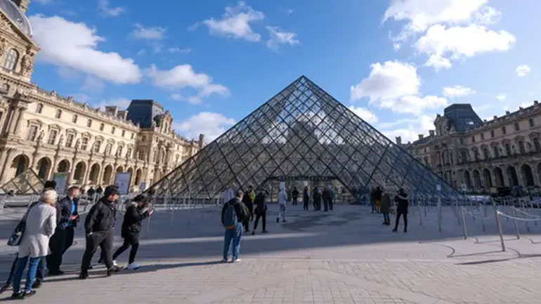 Άνοιξε εκ νέου τις πύλες του το Μουσείο του Λούβρου