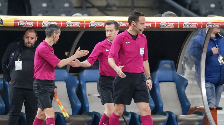 ΑΕΚ-Άρης: Με καθυστέρηση 25 λεπτών βγήκαν στο γήπεδο για το β’ ημίχρονο οι διαιτητές