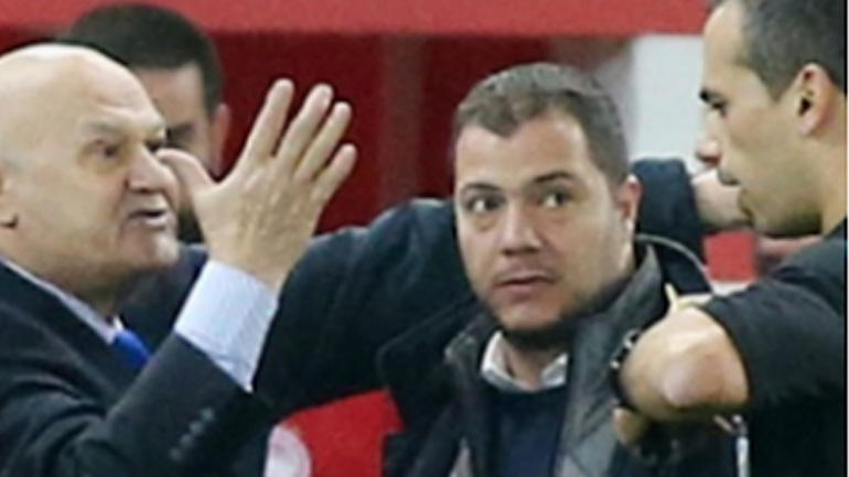 Mία εικόνα, χίλιες λέξεις: O υπεύθυνος διεξαγωγής των εντός έδρας αγώνων του Ολυμπιακού τα… χώνει στον διαιτητή