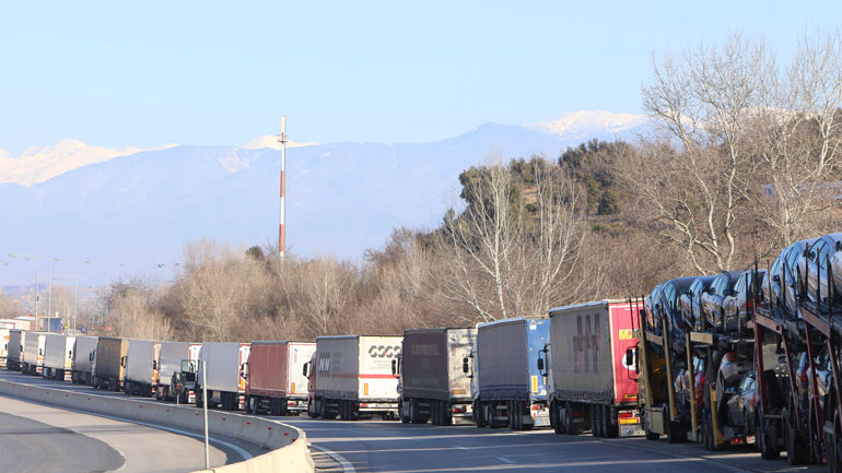 Ουρές χιλιομέτρων στον Προμαχώνα από τους ελέγχους των βουλγαρικών αρχών λόγω του κορωνοϊού