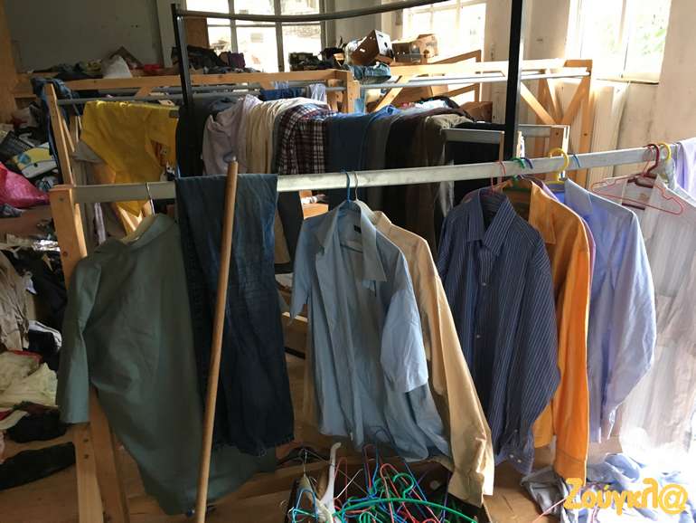 Οι μετανάστες φεύγοντας όπως-όπως άφησαν πίσω τους και πολλά είδη ένδυσης