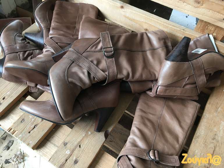 Ακόμα και καλά, δερμάτινα παπούτσια παράτησαν οι μετανάστες φεύγοντας