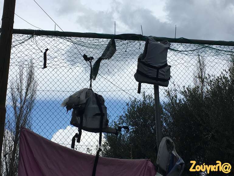 Σωσίβια πάνω στα συρματοπλέγματα...