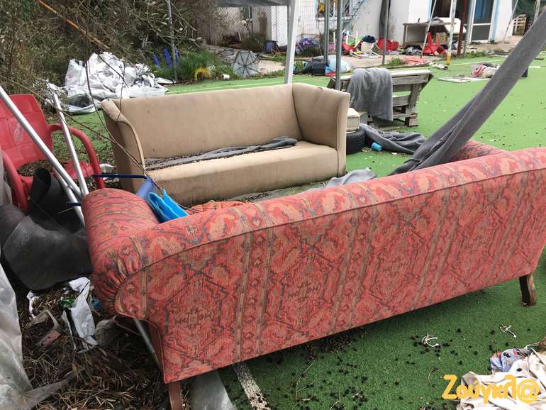 Ο εξοπλισμός του κέντρο, κατεστραμμένος