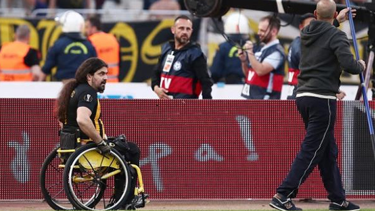 Ρατσιστική επίθεση από ανθρώπους του Άρη κατήγγειλε γνωστός οπαδός της ΑΕΚ με κινητικά προβλήματα