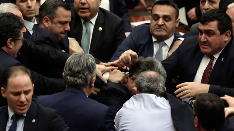 Τουρκία: Άγριο ξύλο και μπουνιές μεταξύ βουλευτών