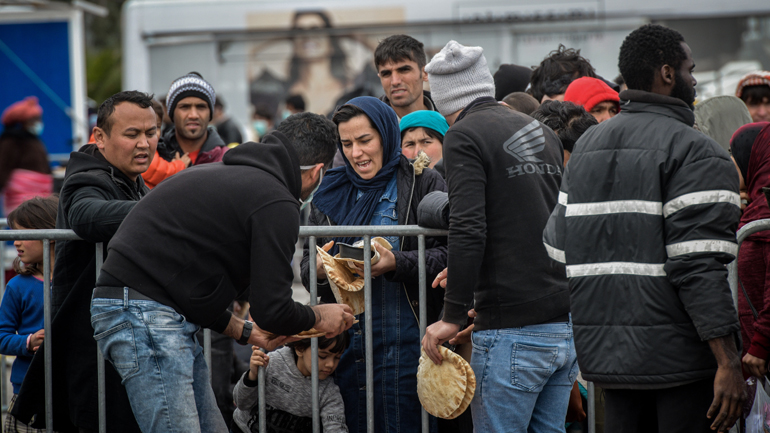 Επεισόδια στο λιμάνι Μυτιλήνης – Χιλιάδες μετανάστες ζητούν να φύγουν με το πλοίο