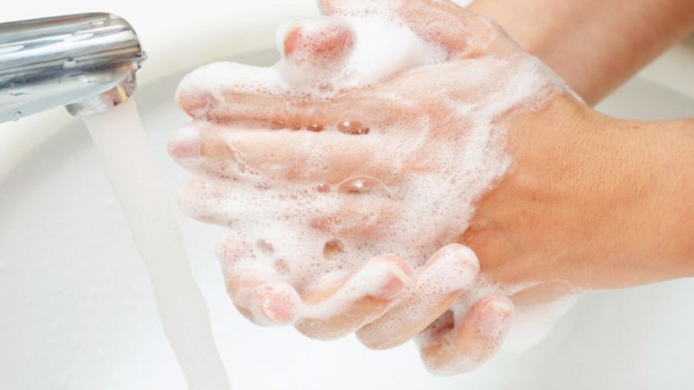Ποιο είναι καλύτερο, το απολυμαντικό ή το πλύσιμο των χεριών;