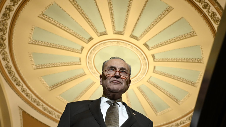 ΗΠΑ: Ο πρόεδρος του Ανωτάτου Δικαστηρίου καταδικάζει τα «επικίνδυνα» σχόλια του Δημοκρατικού γερουσιαστή Τσακ Σούμερ