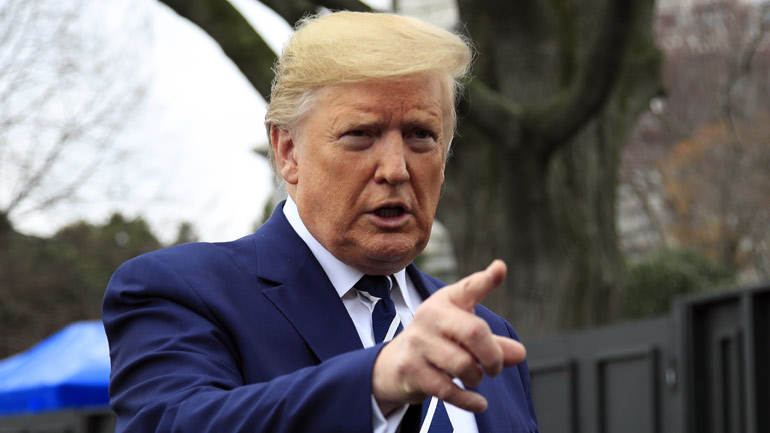 Τραμπ: «Επικίνδυνη απειλή» εναντίον μελών του Ανωτάτου Δικαστηρίου από τον Τσακ Σούμερ