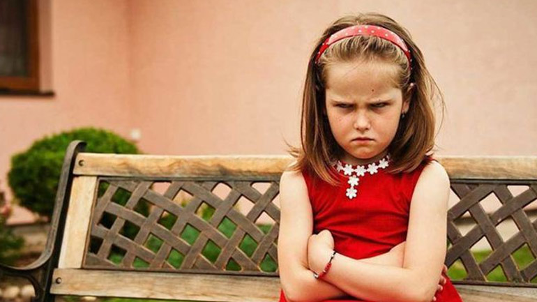Τι να κάνετε όταν το παιδί σας προσβάλει τους άλλους;