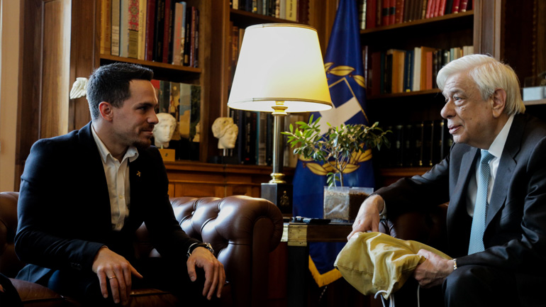 Ο Παυλόπουλος υποδέχτηκε Πετρούνια και Μιλλούση – To δώρο του «άρχοντα των κρίκων» στον Πρόεδρο της Δημοκρατίας