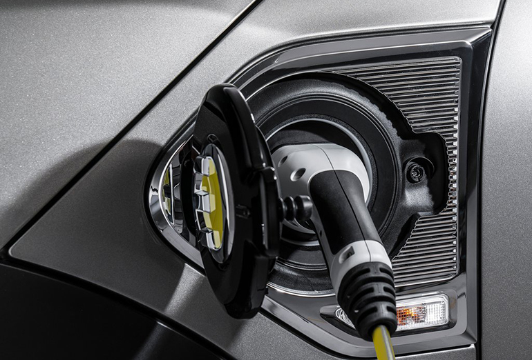 H έκδοση plug in hybrid φορτίζει τις μπαταρίες με αυτό το... καλώδιο