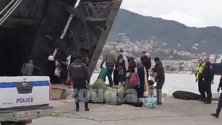 Εκατοντάδες μετανάστες επιβιβάζονται στο αρματαγωγό του Πολεμικού Ναυτικού στο λιμάνι της Μυτιλήνης