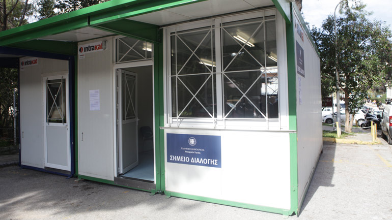 Τα δημόσια νοσοκομεία εφοδιάζονται με «isolation box» για την αντιμετώπιση του Covid-19