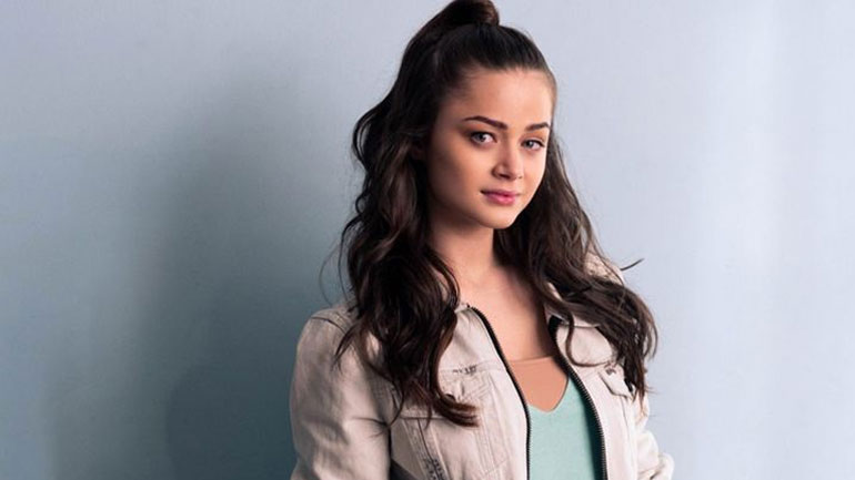 Stefania: Στην κορυφή των charts το «Supergirl» που θα μας εκπροσωπήσει στη Eurovision!