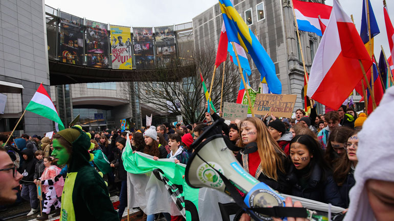 Χιλιάδες νέοι διαδήλωσαν για το κλίμα στους δρόμους των Βρυξελλών