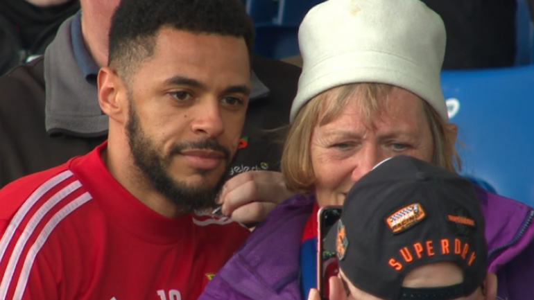 Παίκτης της Γουότφορντ χτύπησε με σουτ μία γιαγιά και έτρεξε στην εξέδρα να φωτογραφηθεί μαζί της!