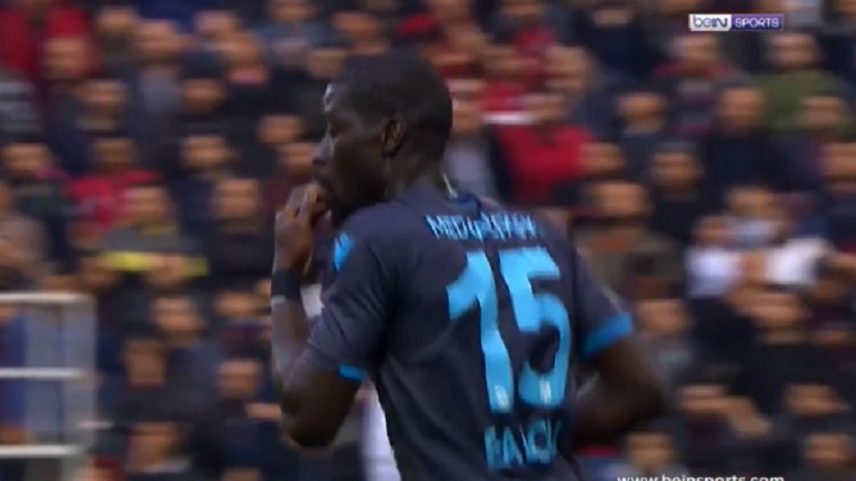 Απίστευτο: Ποδοσφαιριστής έφαγε το χαρτάκι με τις οδηγίες του προπονητή του!