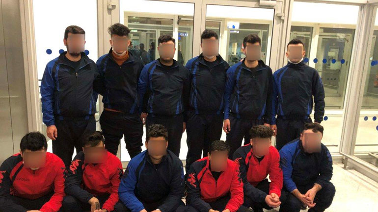 Συνελήφθησαν 12 μετανάστες που προσπάθησαν να φύγουν από την Ελλάδα προσποιούμενοι τους αθλητές ομάδας χάντμπολ