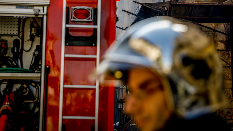 Νεκρός άνδρας από φωτιά σε διαμέρισμα στη Σαλαμίνα