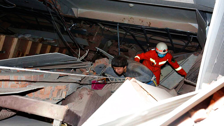 Κίνα: Τουλάχιστον 4 νεκροί από την κατάρρευση του ξενοδοχείου Xinjia