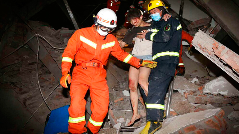 Κίνα: 19 άνθρωποι παραμένουν εγκλωβισμένοι κάτω από τα ερείπια του ξενοδοχείου που κατέρρευσε