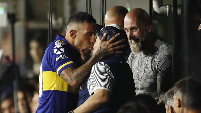 Ο Κάρλος Τέβες φίλησε στο στόμα τον Ντιέγκο Μαραντόνα!