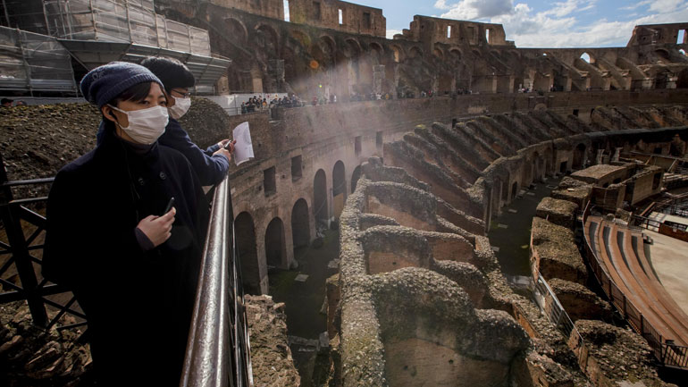 Κορωνοϊός: Στο Μιλάνο επιβάτες προσπαθούν να πάρουν τα τρένα που κατευθύνονται στον ιταλικό Νότο