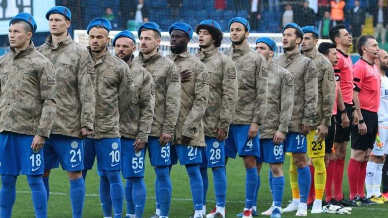 Με στρατιωτική παραλλαγή οι ποδοσφαιριστές της Ρίζεσπορ απέναντι στην Αλάνιασπορ των Ελλήνων παικτών