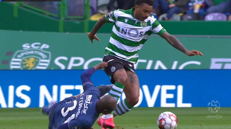 Του τράβηξε το σορτσάκι και… φάνηκαν όλα!