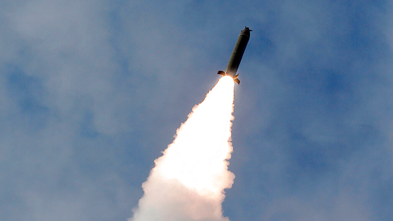 Η Βόρεια Κορέα εκτόξευσε τρεις πυραύλους αγνώστου τύπου στην Ανατολική Θάλασσα