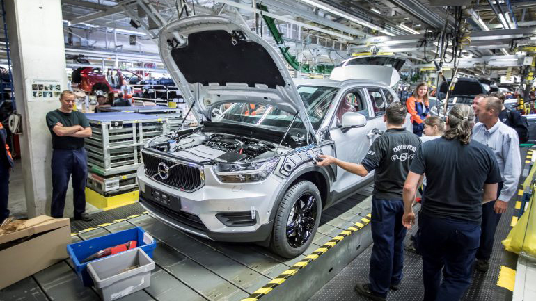 Η Volvo έφτιαξε γραμμή παραγωγής μόνο για μπαταρίες