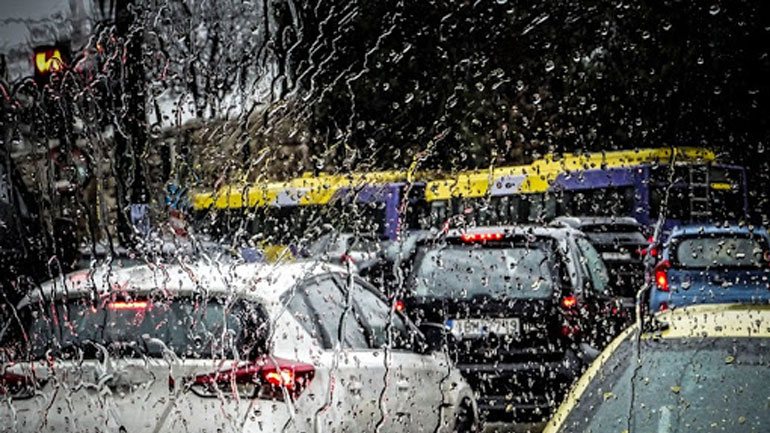 Μεγάλο μποτιλιάρισμα στους δρόμους λόγω βροχής