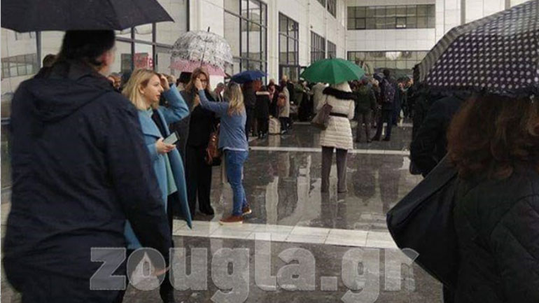 Φωτιά στο Ειρηνοδικείο Αθηνών Φωτιά στο Ειρηνοδικείο Αθηνών