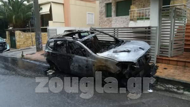 Εμπρηστικές επιθέσεις σε αυτοκίνητα στη Γλυφάδα – Φωτογραφίες-ντοκουμέντο