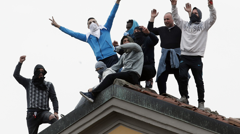 Κορωνοϊός: Εξεγέρσεις στις ιταλικές φυλακές με έξι νεκρούς