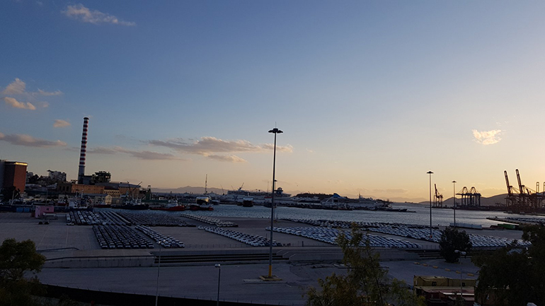 Το λιμάνι του Πειραιά στο σημείο όπου γίνεται η φορτοεκφόρτωση των αυτοκινήτων