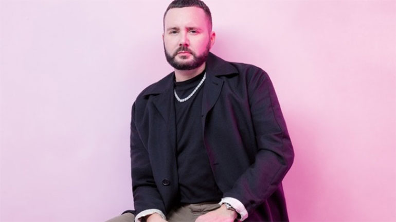 Ο Κιμ Τζόουνς του Dior σε ρόλο επιμελητή δημοπρασίας στο Sotheby’s