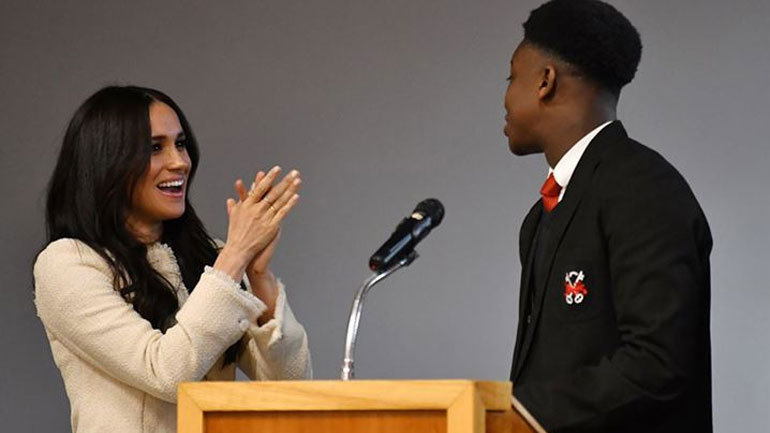 Μαθητής ζήτησε δημόσια συγγνώμη στον πρίγκιπα Harry επειδή αγκάλιασε τη Meghan Markle