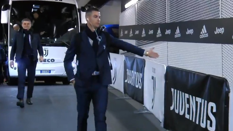 Ο Cristiano Ronaldo χαιρετά τους αόρατους οπαδούς